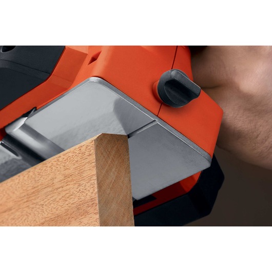 Chamfering groove feature of 5.2 ampere 3 and one fourth inch planer.