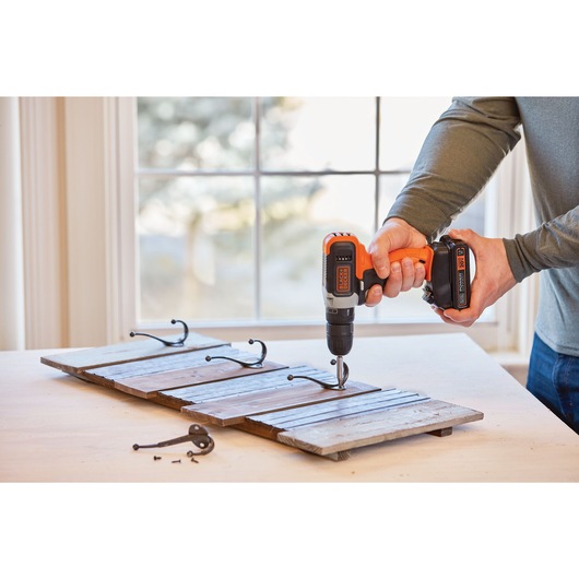 Cordless drill / driver driving screw.
