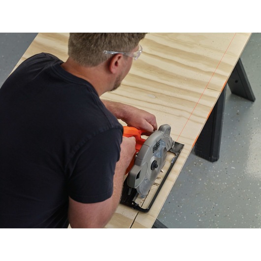 Laser cut line feature of 13 Ampere circular saw.