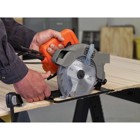 Circular saw blade feature of 13 Amp circular saw with laser.