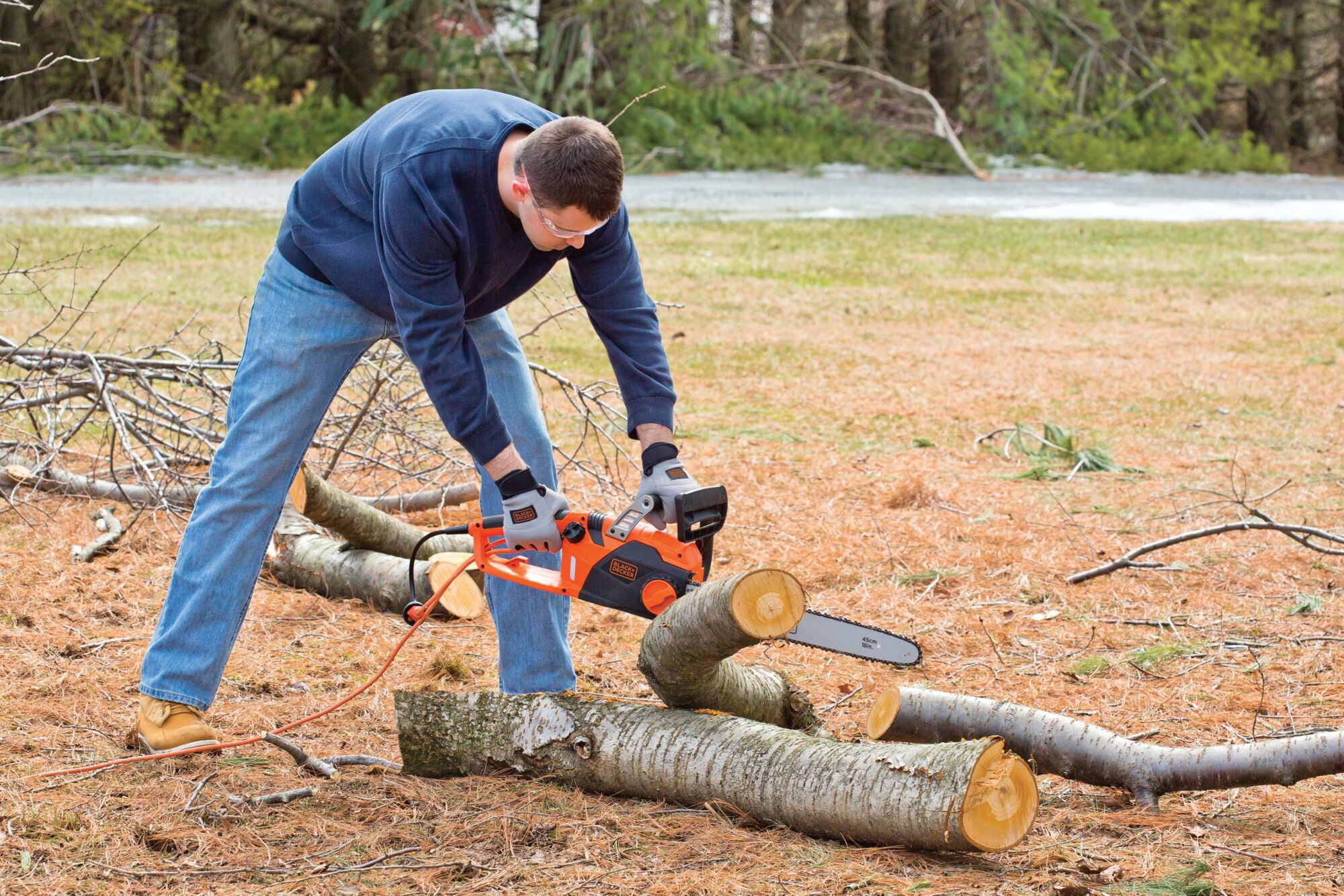 15 Amp 18 inch Chainsaw being used to cut thick tree branch into logs.